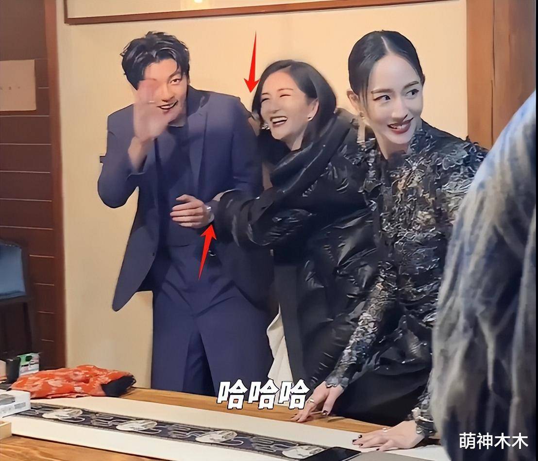 面对不受控的谢娜,许光汉感觉都出了一身汗了,他被谢娜上手摸了之后