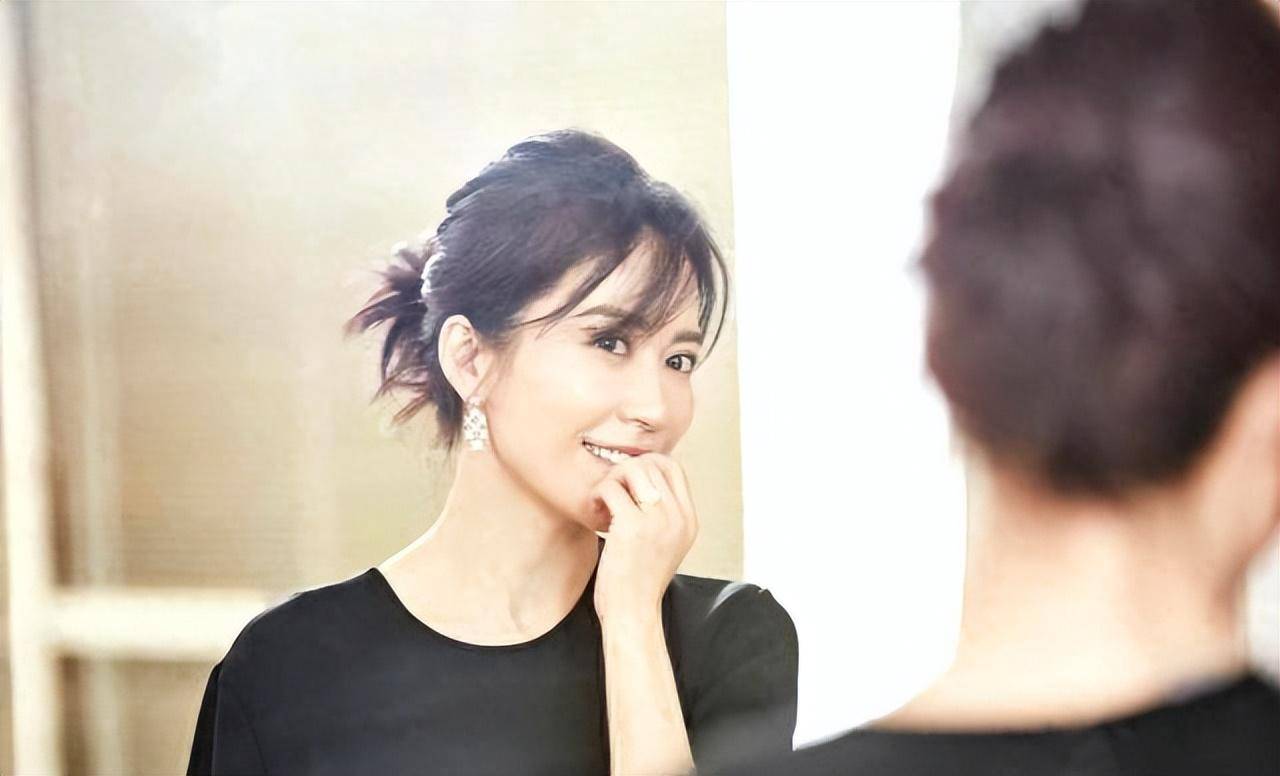 的俞飞鸿携满腔热血返国,初次与杨阳导演合作,为其新剧《牵手》主演