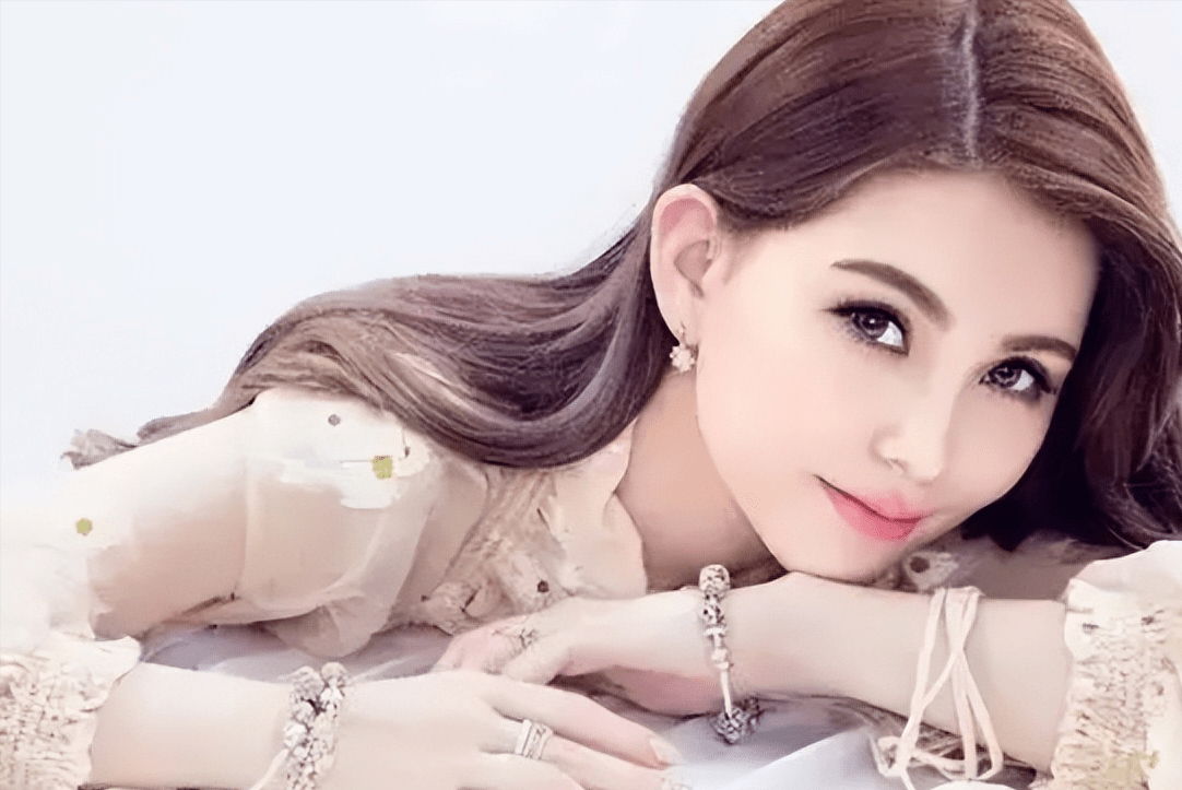 中专太妹傍上周杰伦,婚后亏损八个亿仍被独宠,昆凌的段位有多高_周董