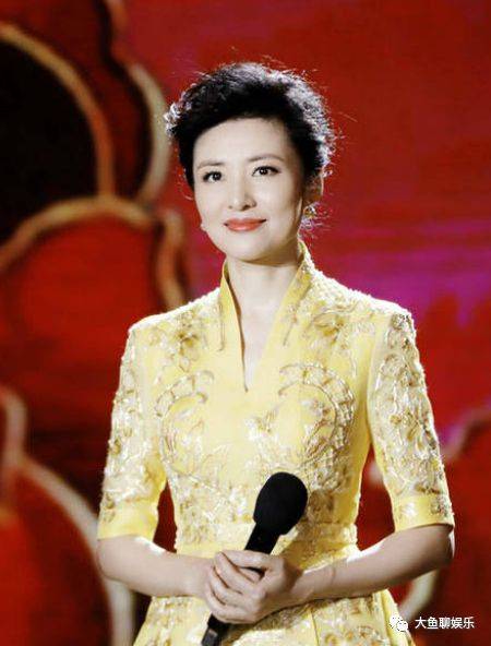 周涛主持春晚17年,离开央视的原因无人得知,7年后她过成了这样_工作