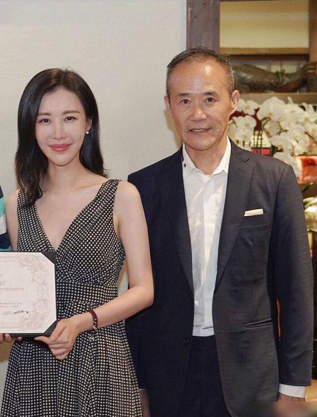 田朴珺早年被王晶挖掘拍戏,与地产大佬王石的"忘年恋"让人羡慕_因为