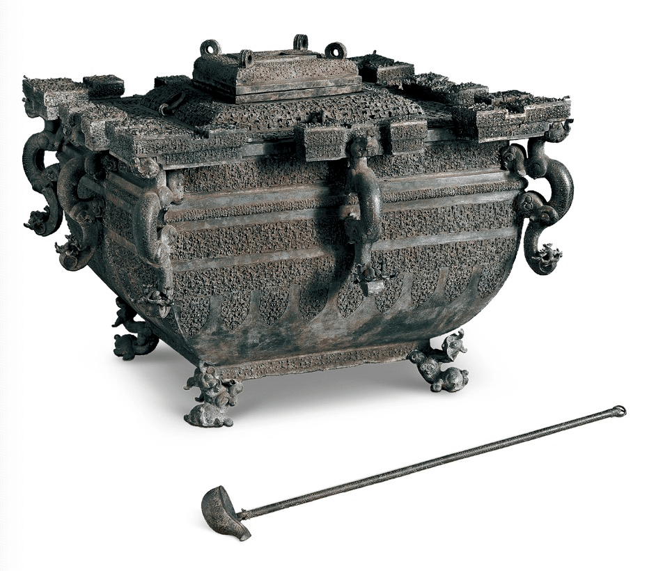 青铜冰鉴就是这样一件是具有冰酒和温酒两用功能的酒器,冰鉴是指古代