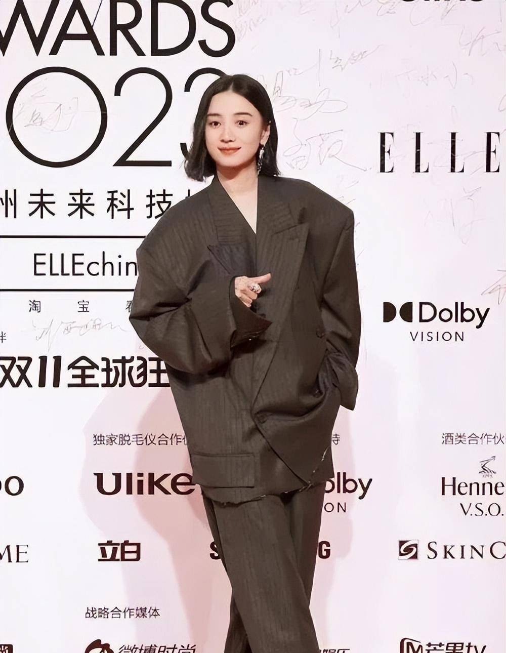 总的来说,宋佳这次的穿搭受到了娱乐界和粉丝的广泛关注,但并不是所有