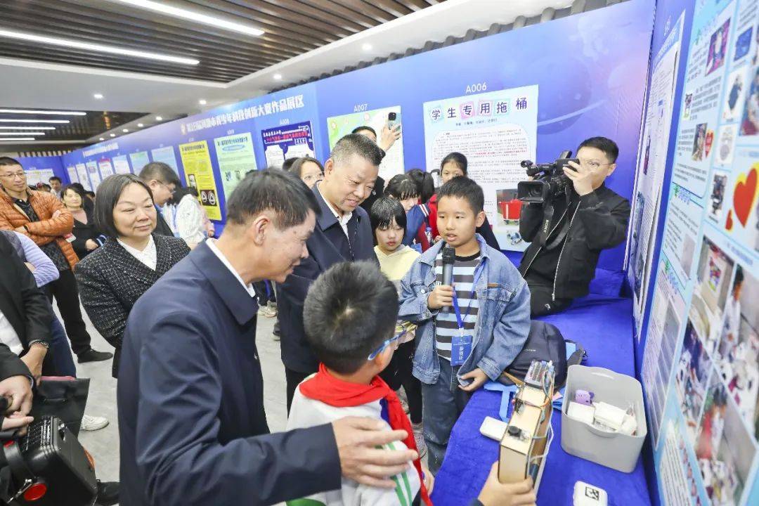 首先,刘建军莅临广州大学附属东江中学参加了第18届河源市青少年科技