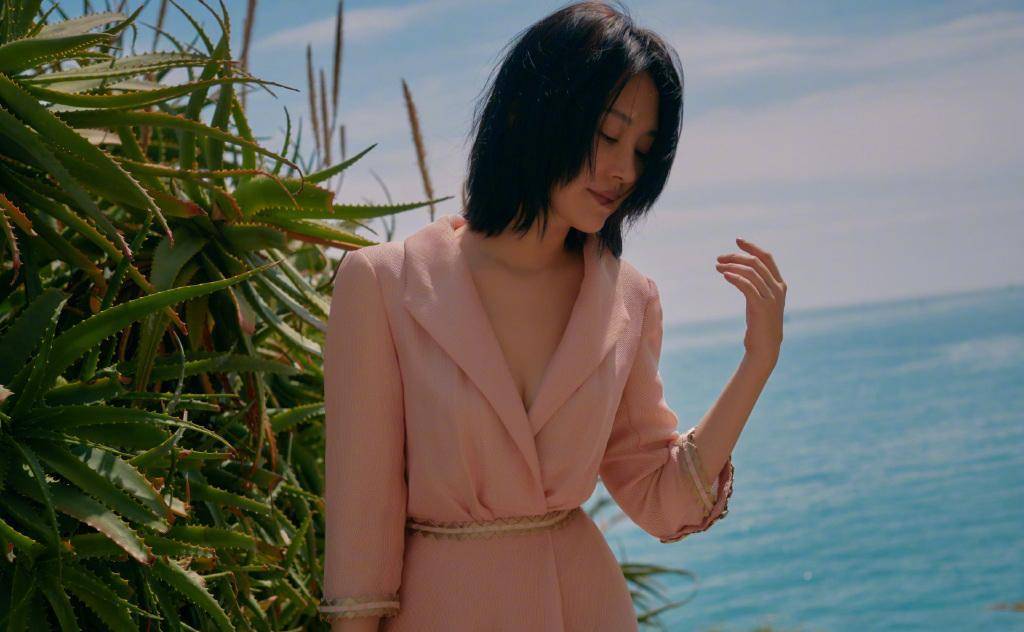 51岁许晴穿修身针织配热裤秀腰臀比,美的很高级_身材_时尚_粉色