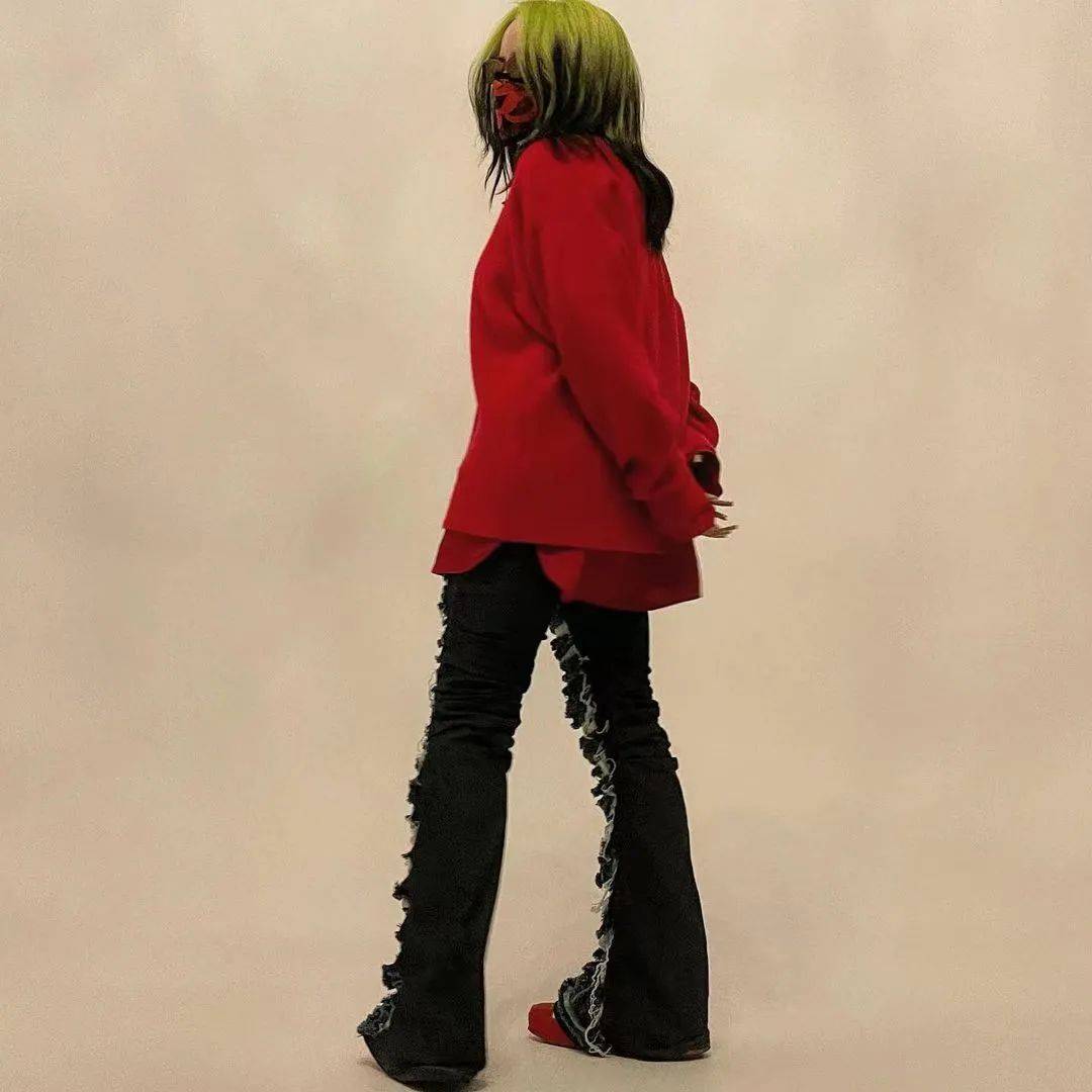 碧梨身着修身款白毛衣,搭配一头金发,散发出温柔的气息.