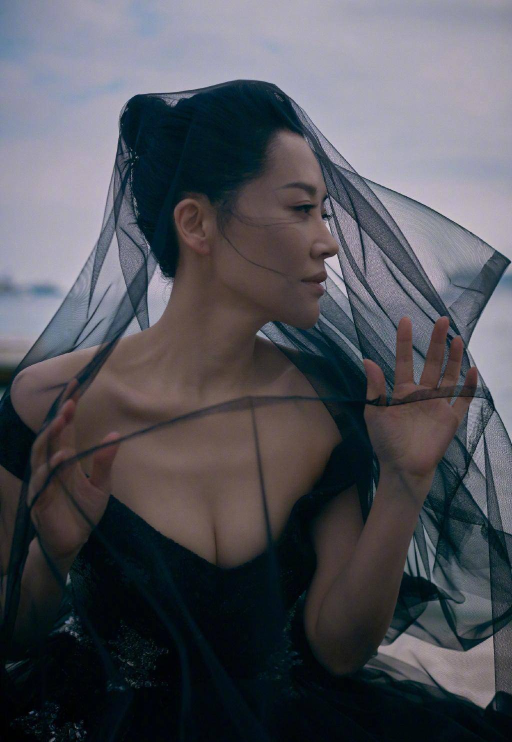 51岁许晴穿修身针织配热裤秀腰臀比,美的很高级_身材_时尚_粉色