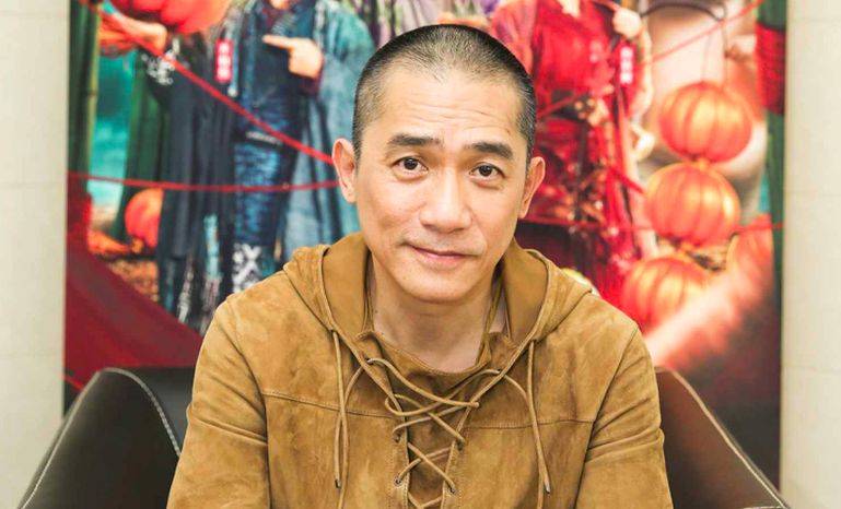 61岁梁朝伟被偶遇!