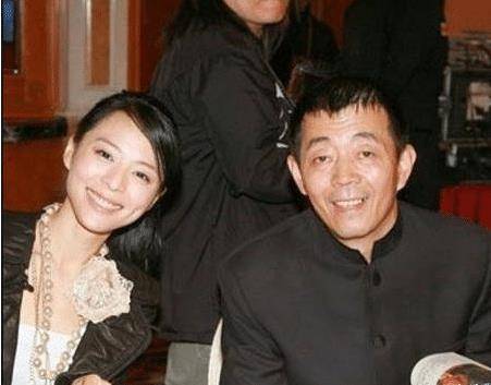因为在拍戏的时候张静初和顾长卫的关系不错,不过也有人说是顾长卫