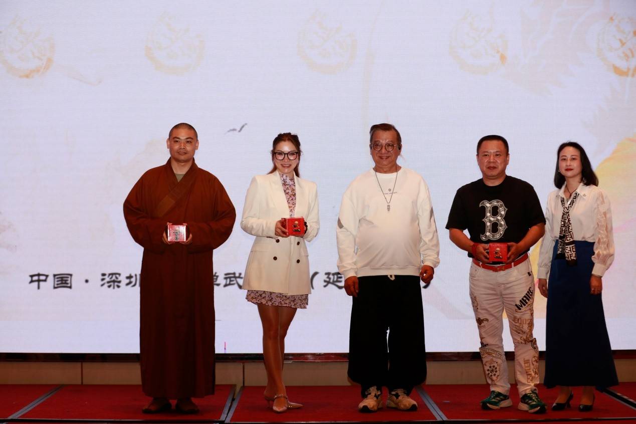 盛会最后,黎琦师兄恭请佛像礼请释延俊供奉.