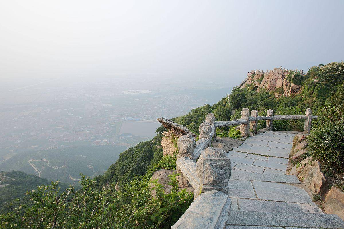 江苏连云港花果山山门闪耀夺目_游客_牌楼_特产