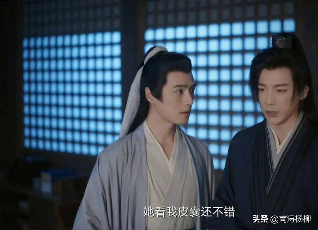 却还在吹嘘自己皮囊不错,明明旁边方逸伦饰演的男二于十三长相更周正