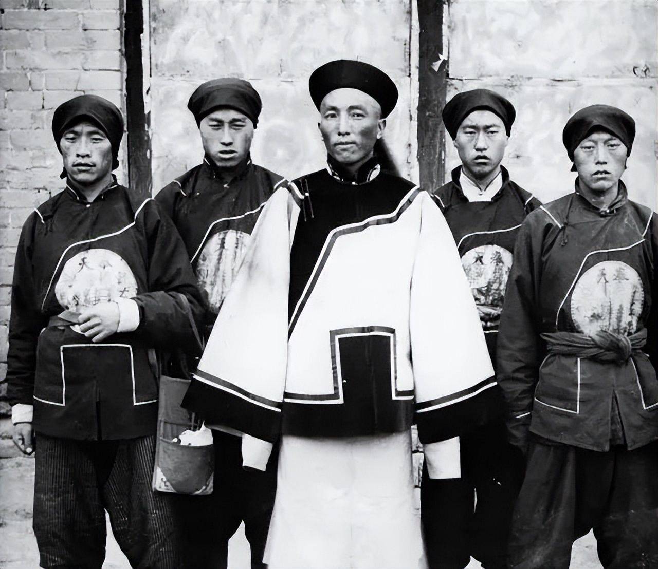 一百多年前,三个大户人家的裹小脚贵妇拍照留念,表情严肃_国旗_黄龙