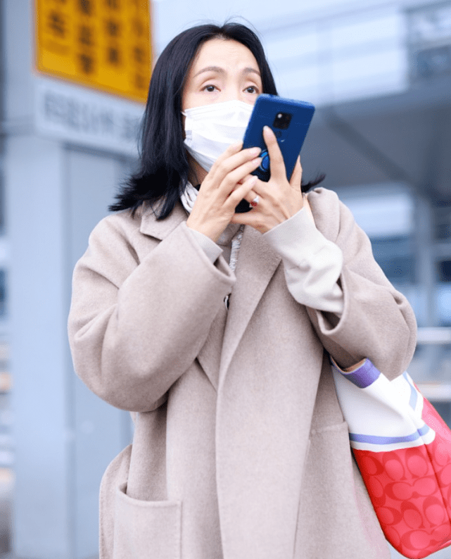 素颜眼窝凹陷抬头纹明显,12岁女儿和妈一样高_机场_徐小宝_生活