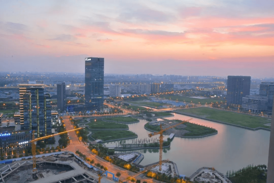 春申湖实景图中企云启春申售楼处电话:400-886-1718在发展定位上,莘庄