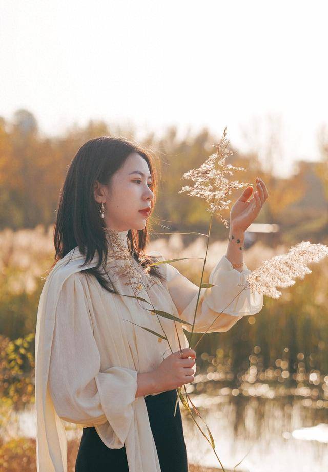 在外拍照9个姿势,简单好看,学会轻松拍出自然漂亮照片