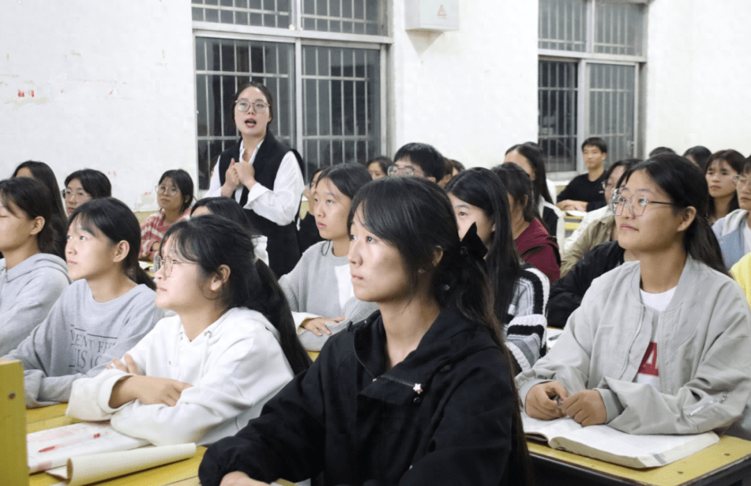 在授课二等奖获得者杨潇杰在授课二等奖获得者鲁若柳在授课12月11日