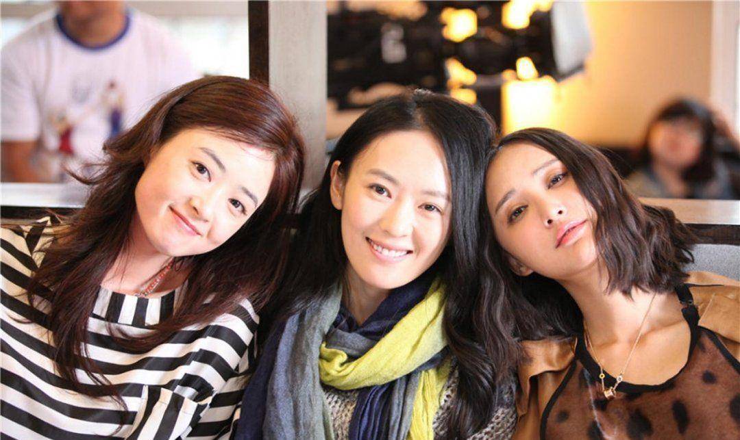 遭张默毒打,靠演技翻身后,嫁给了大自己17岁的富商_童瑶_事业_成就