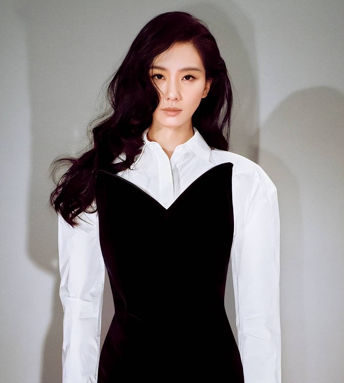 刘诗诗写真大片,金属色裹身长裙,被赞大美娇妻!_吴奇隆_封面_所有人