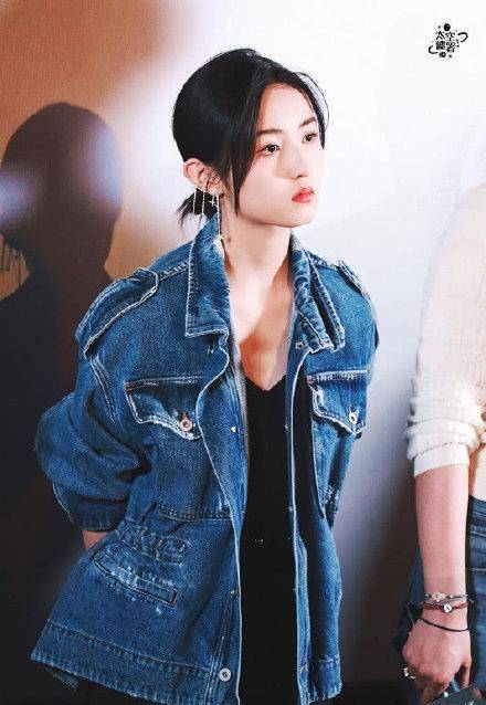 有种"养成系"叫张子枫,不过一套白色羽毛裙,美到认不出_感觉_变化