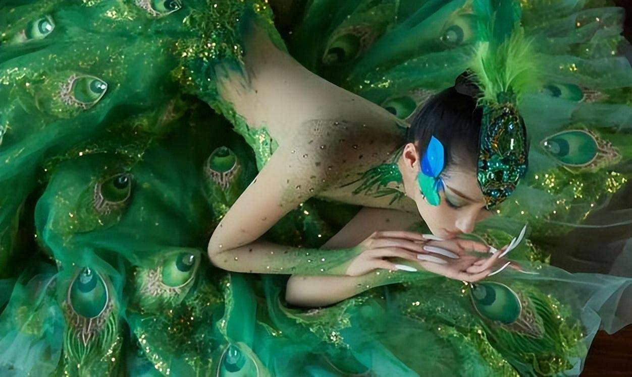 关晓彤孔雀公主造型亮相舞台,杨丽萍老师亲自指导,太绝了!