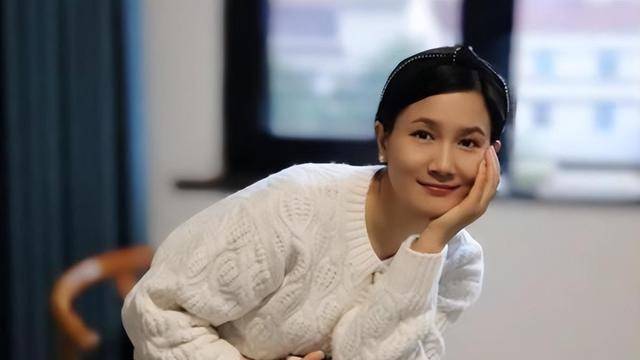 她被称为"丹东之花",离婚后与女儿相依为命,只字不提前夫侯勇_潘雨辰
