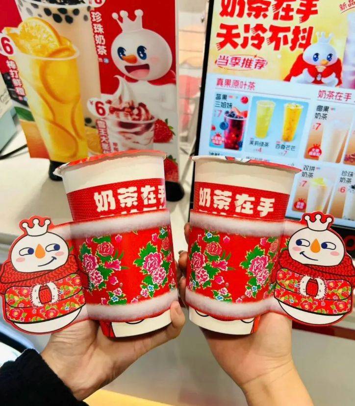 蜜雪冰城推出亲民款包装,雪王的温暖使命!_冬日_生活_设计