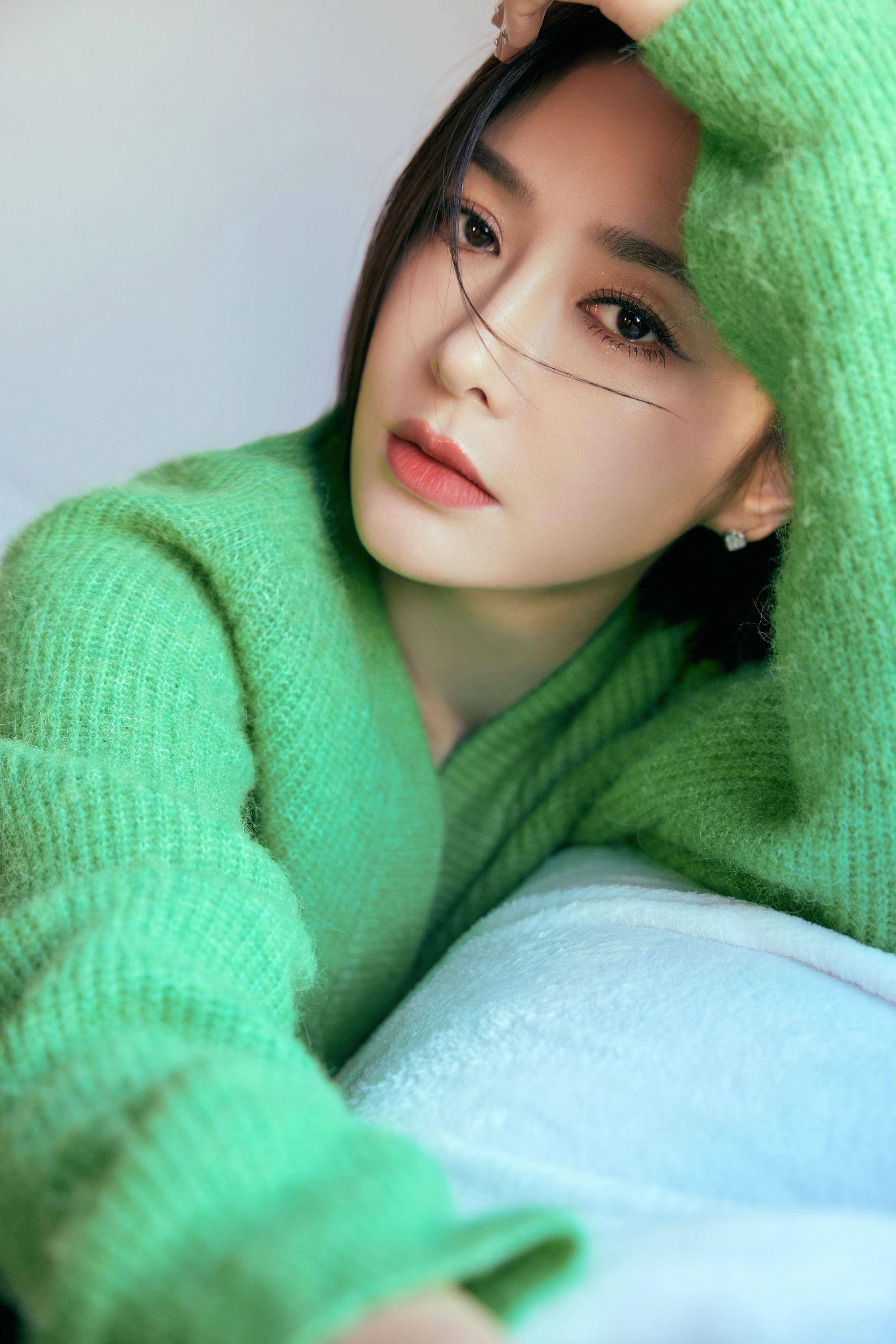 6,万茜造型二:知性气质风格,落落大方节目:小品《花开种花家》服装