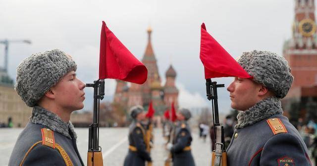 俄罗斯军费捉襟露肘,每年红场阅兵却从未缺席,背后原因不简单_国家