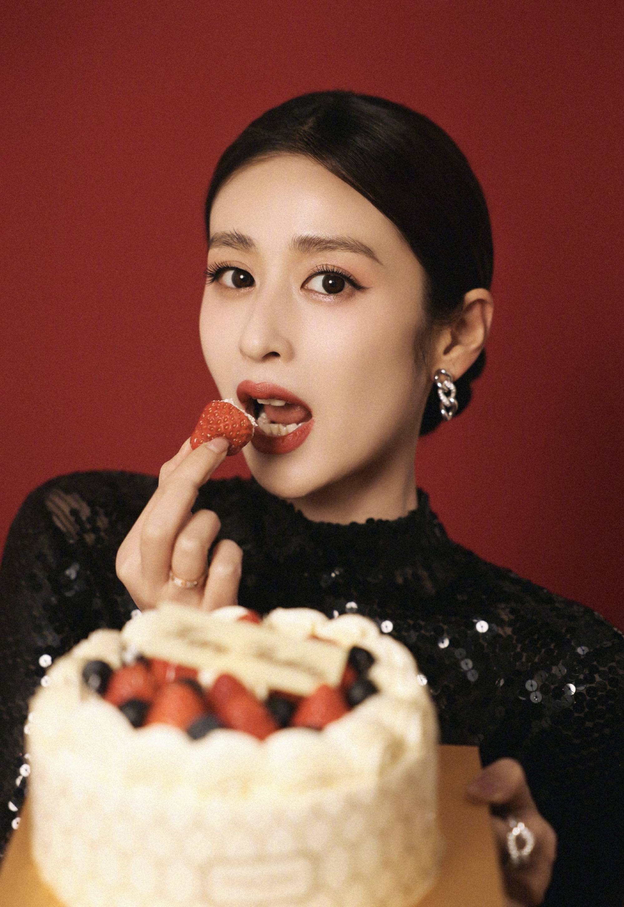 颖儿庆生美照,黑色亮片修身裙勾勒纤细身材!_照片_魅力_外表