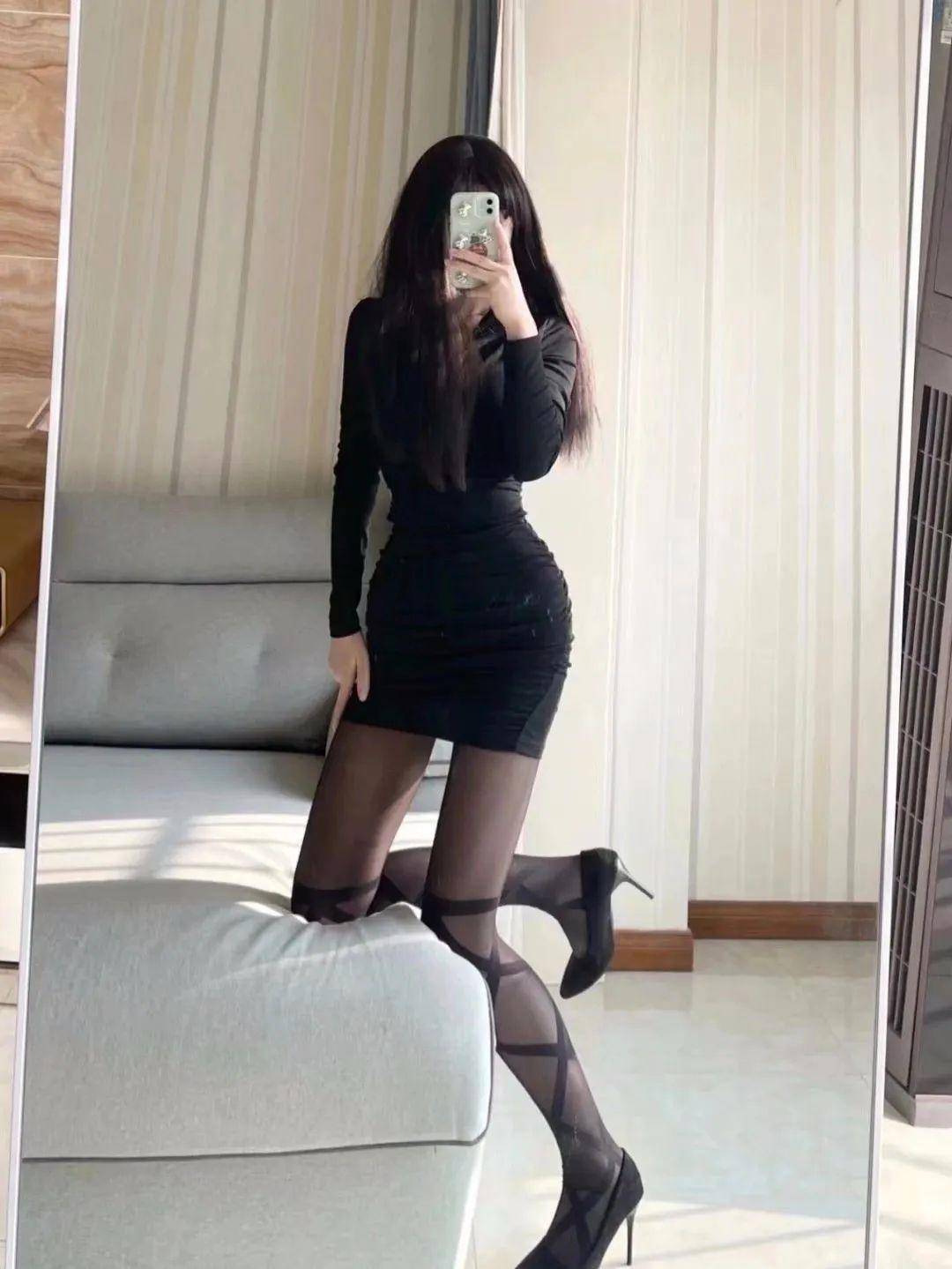 穿着超短裙配上黑丝袜高跟鞋,那腿长得跟电线杆子似的时尚女生_女孩子