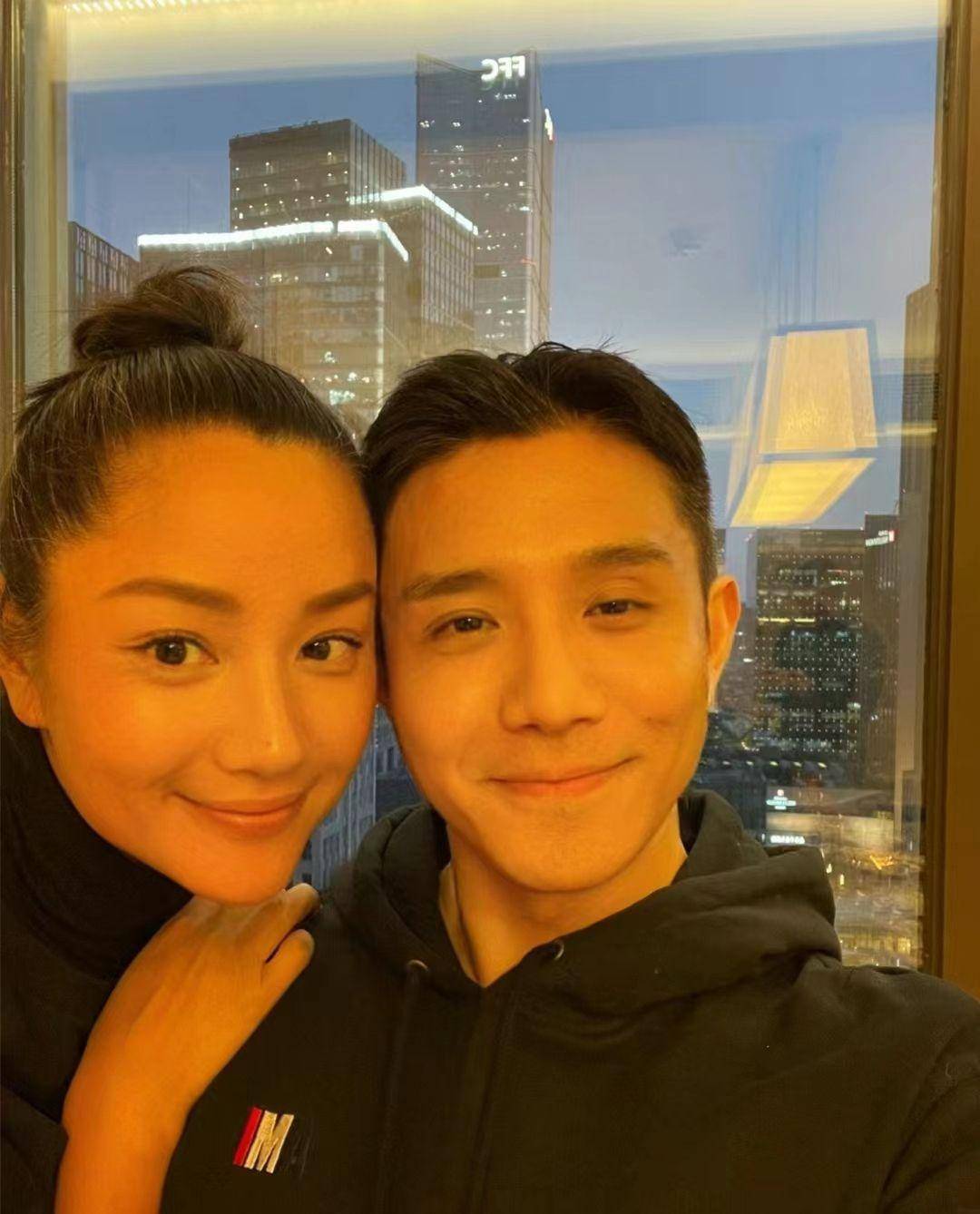 51岁瞿颖近况曝光,头发稀少发际线高到离谱,与男友人贴脸显亲密_网友