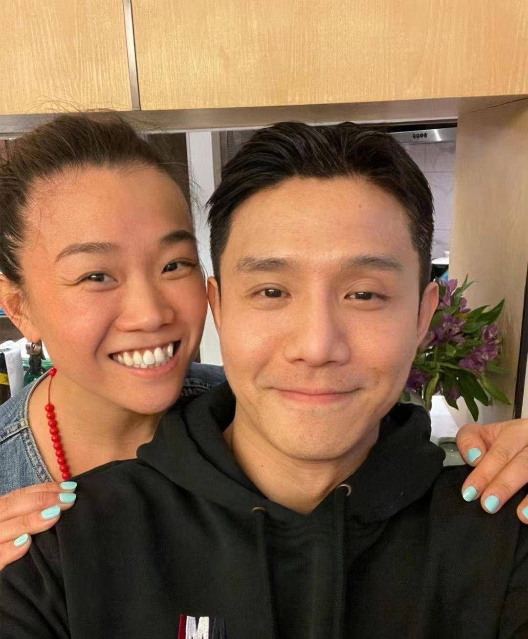 51岁瞿颖近况曝光,头发稀少发际线高到离谱,与男友人贴脸显亲密_网友