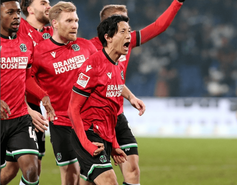 汉诺威队的后卫塞伊·穆罗亚打进了他本赛季的第一个进球.