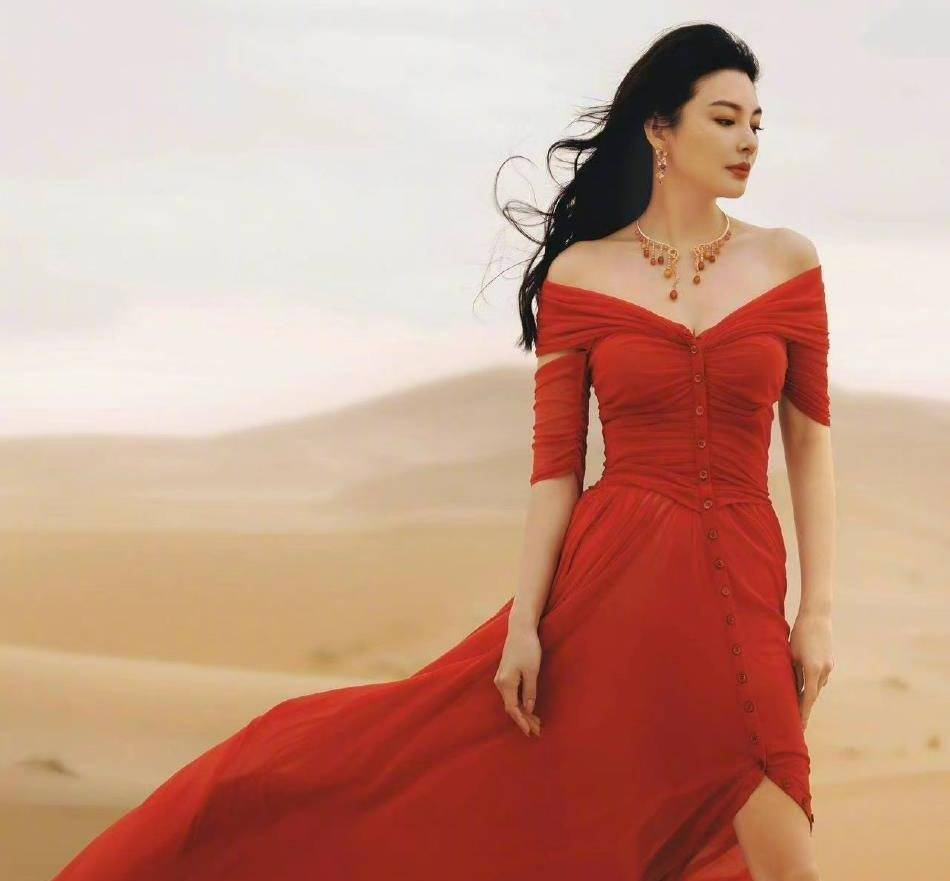 张雨绮的美丽从露肩长裙开始,优雅迷人_生活_魅力_连衣裙