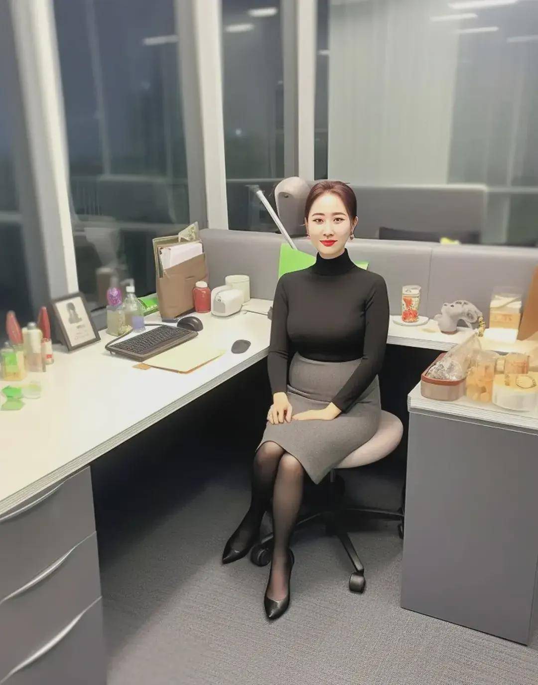 她的黑丝袜造型让人忍不住直呼过瘾!_图片_工作会_少妇