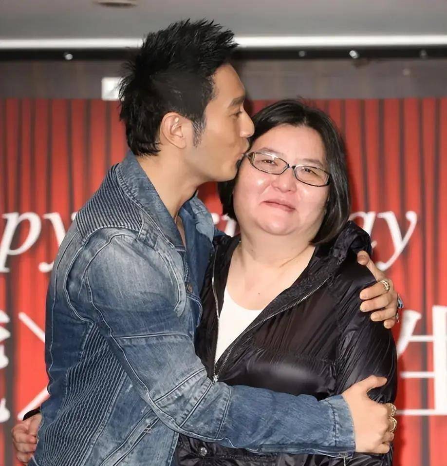 邱黎宽不仅是王菲的代理人,也是她的有力支持者.