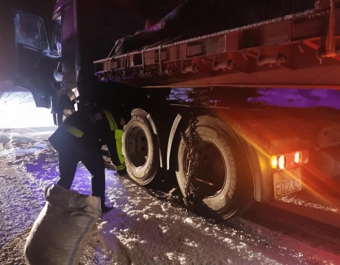 车辆雪夜抛锚司机不知所措 巡逻民警及时出现助其成功脱困_驾驶员_板