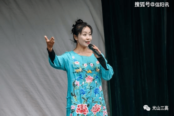 豫劇《朝陽溝》選段如流鶯出谷,嘹亮高亢,一下子吸引了全場聽眾的心神