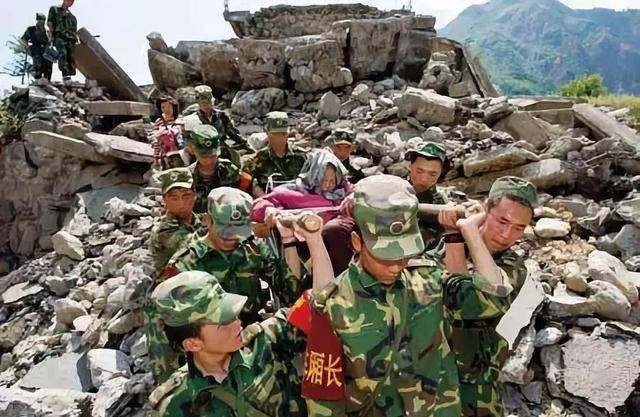 汶川大地震,19岁新兵救出12岁女孩,11年后女孩:你要不要娶我?