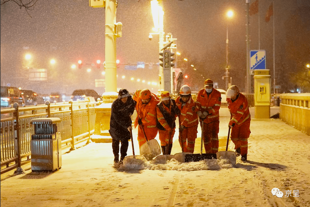 环卫工人扫雪背影图片