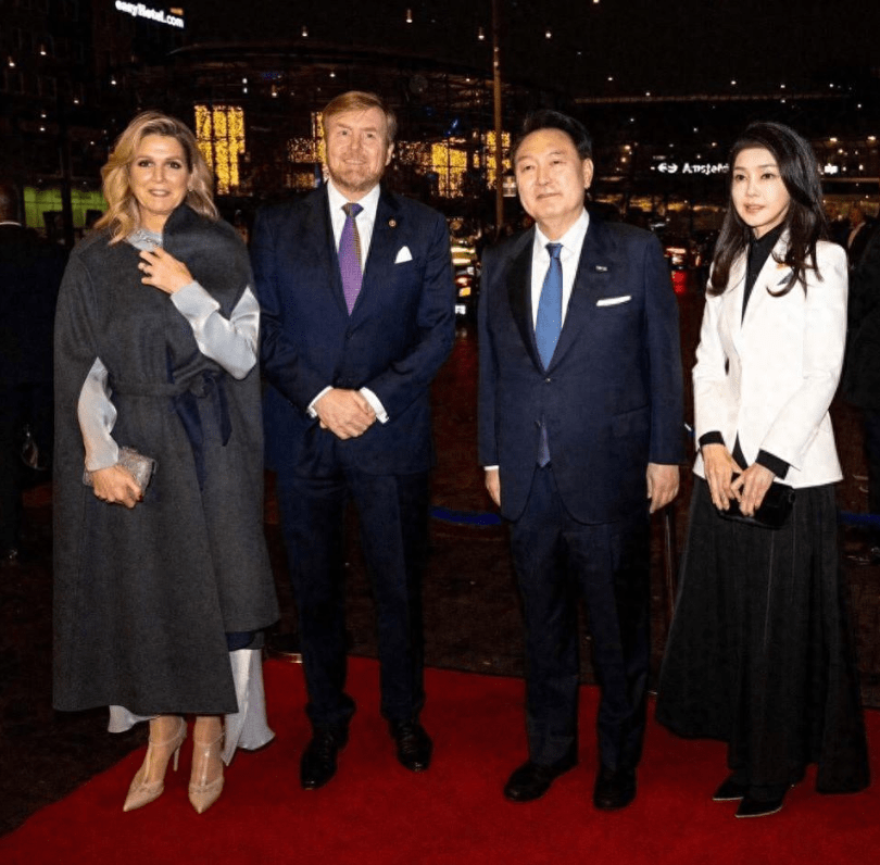 一,韩国夫人邀请荷兰王后看演出,一身黑白配打扮脸蛋白得发光!