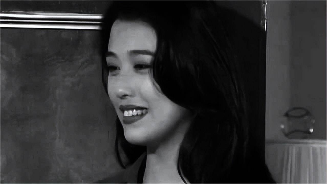 1998年,周海媚在拍摄《纵横四海》时被蚊子叮咬,皮肤红肿.
