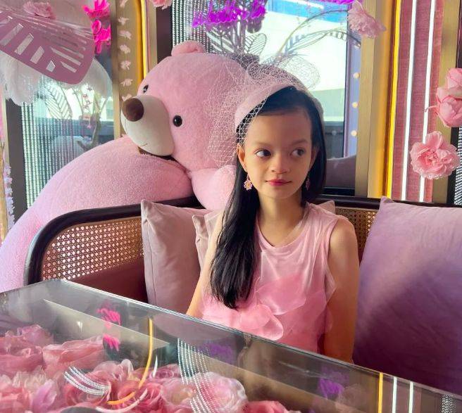 钟丽淇为13岁女儿庆生!