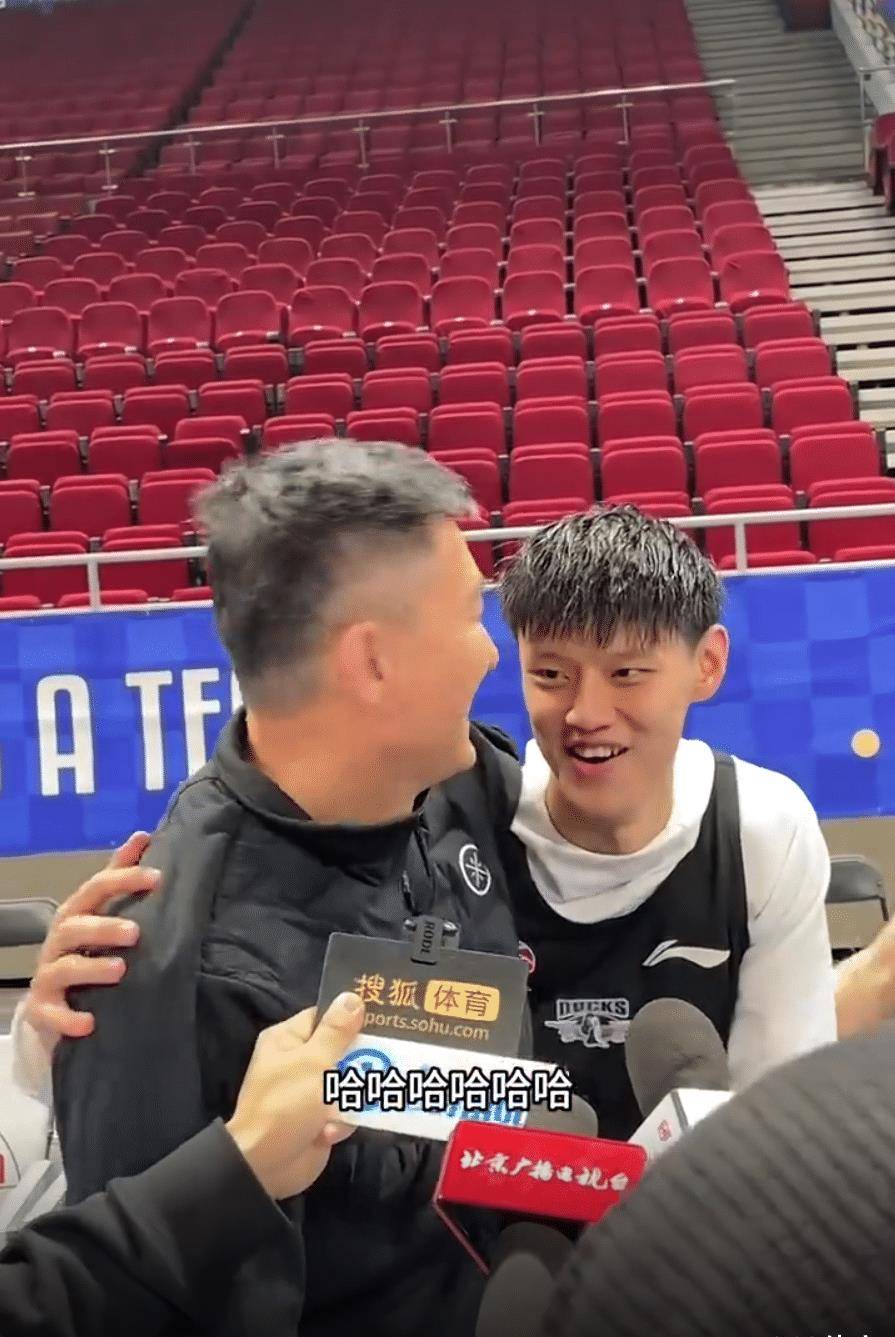 小曾尴尬一笑_训练_保护_教练