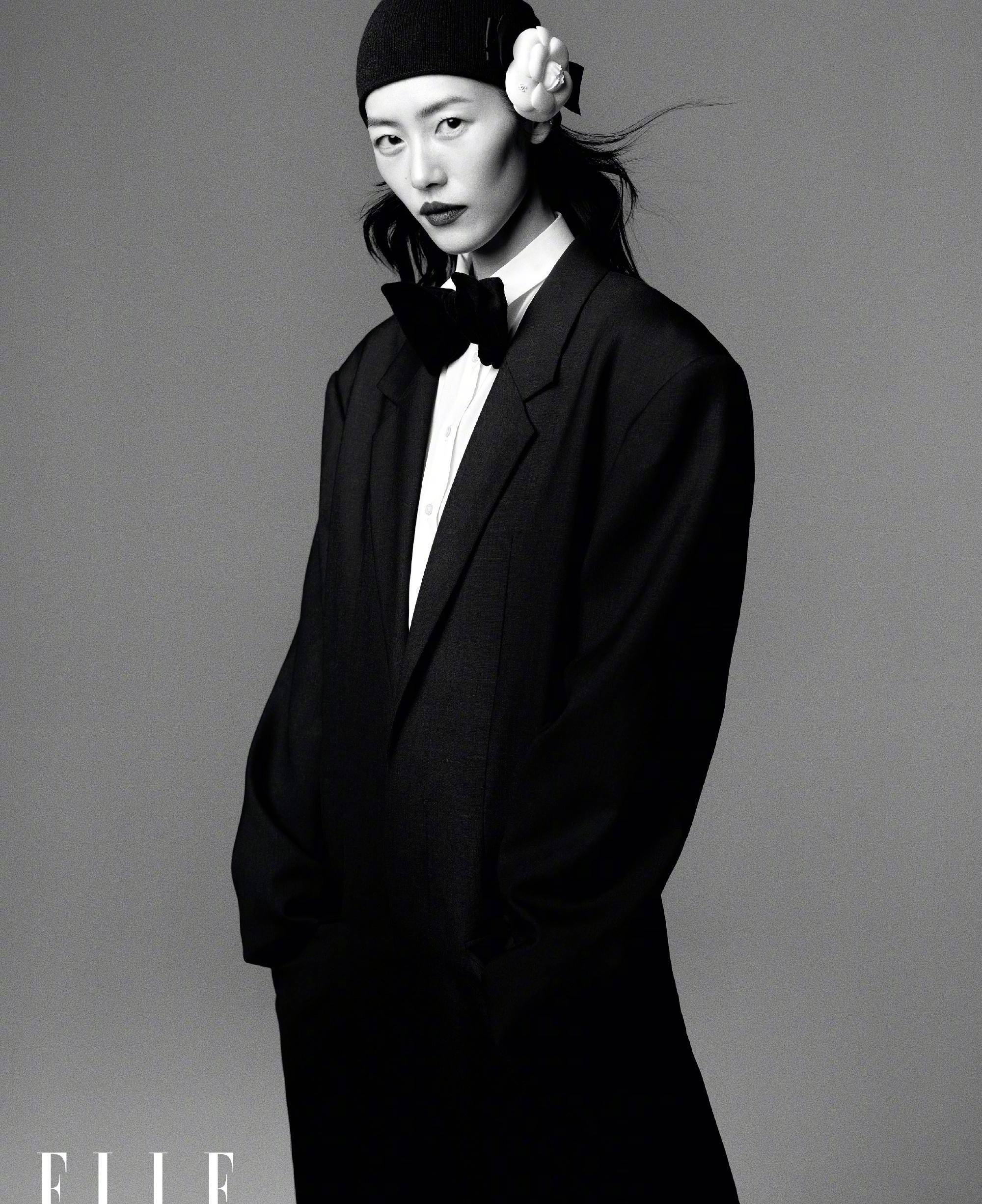 刘雯elle四月刊封面,穿黑色bra身材消瘦,抹胸连衣裙性感迷人_时尚