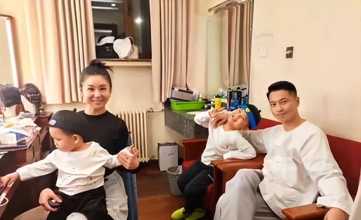 李小萌晒一家四口温馨日常,老大像妈老二像爸,俩儿子壮实又可爱_王雷