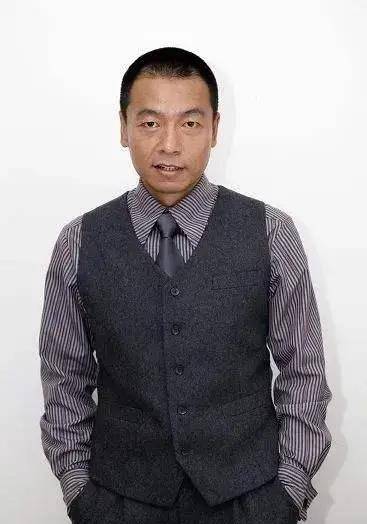 "终于,王挺鼓足勇气吻了一下女演员的脸,但剧组的