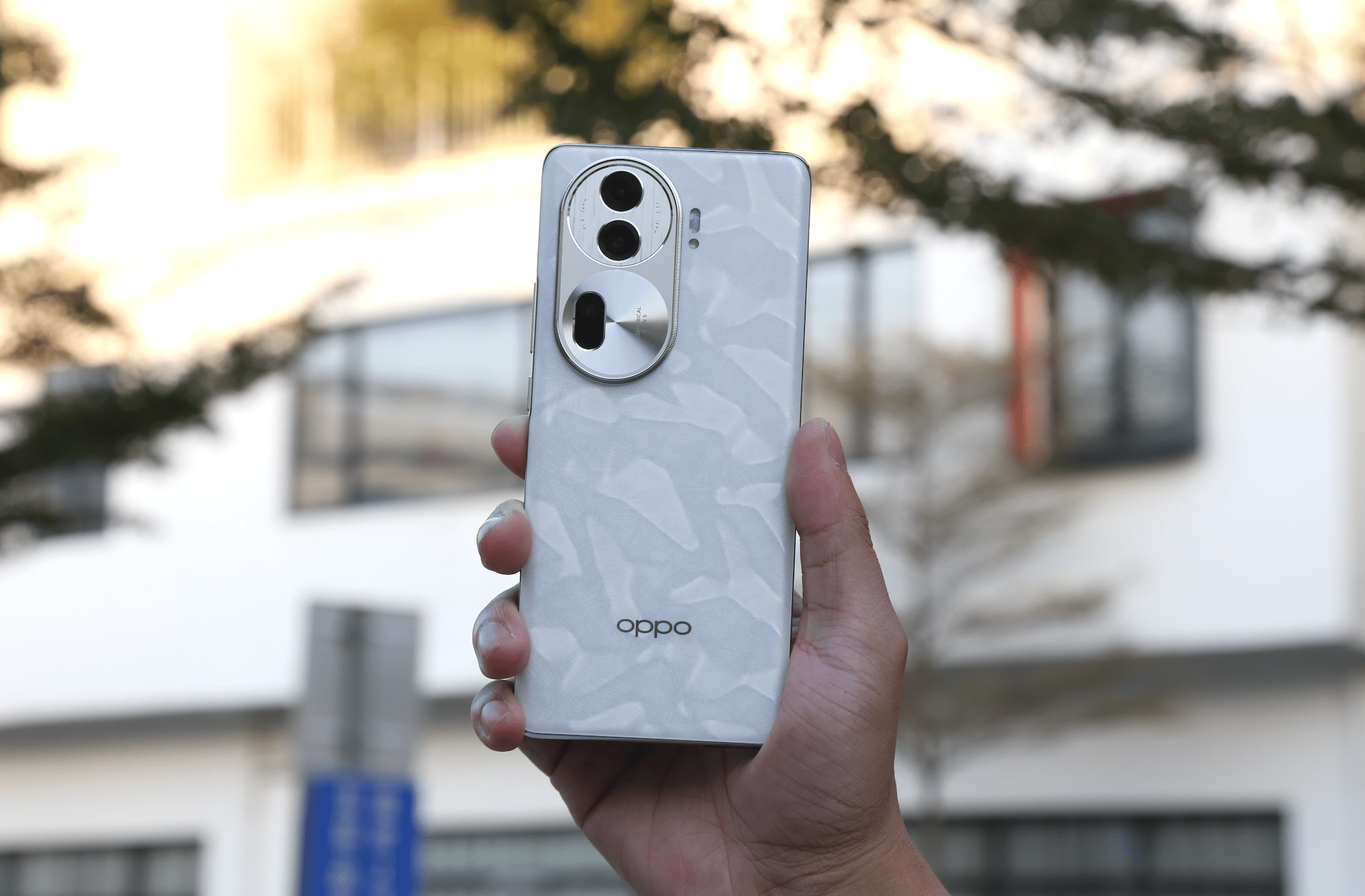 (oppo reno11真机图赏)比如在外观方面,oppo reno11采用了主流的双