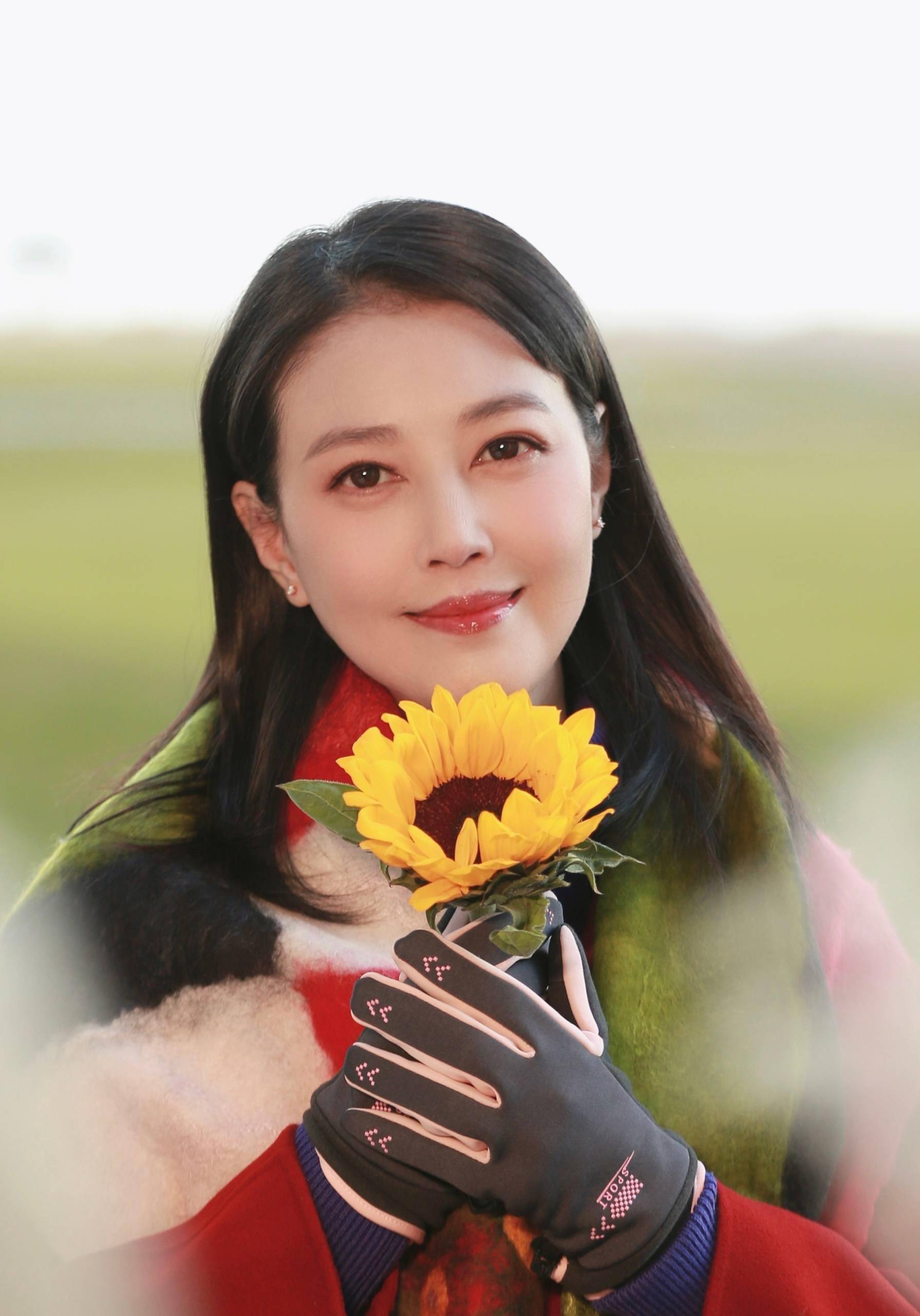 搭档罗嘉良深夜发文哀悼周海媚:永远怀念,愿一路走好_家人_母亲_白发